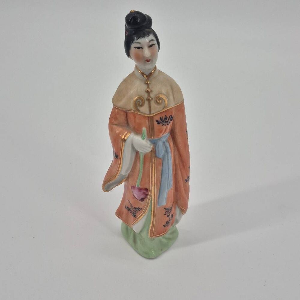 Antique Chinese porcelain figurine of a Chinese woman